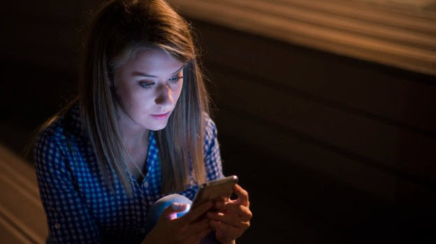 Como a mídia social e a perda de sono afetam a saúde mental dos jovens? - IBNeuro